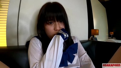 18 urteko neska japoniarra, titi txikiak eta orgasmoak atzamarra putz eta jostailu sexualarekin. Neska asiarrak eskolako cosplay mozorroa egiten du bideo amateur batean. Mao 7 OSAKAPORN.