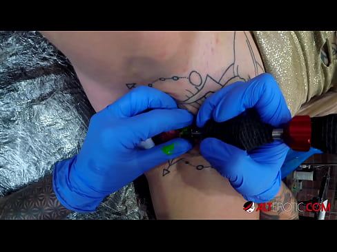 ❤️ Sully Savage-k izugarri tatuatu zuen klitorian tatuaje bat egin zuen ❤️ Pornografia besterik ez pornoan eu.hentaidude.ru ❌️❤